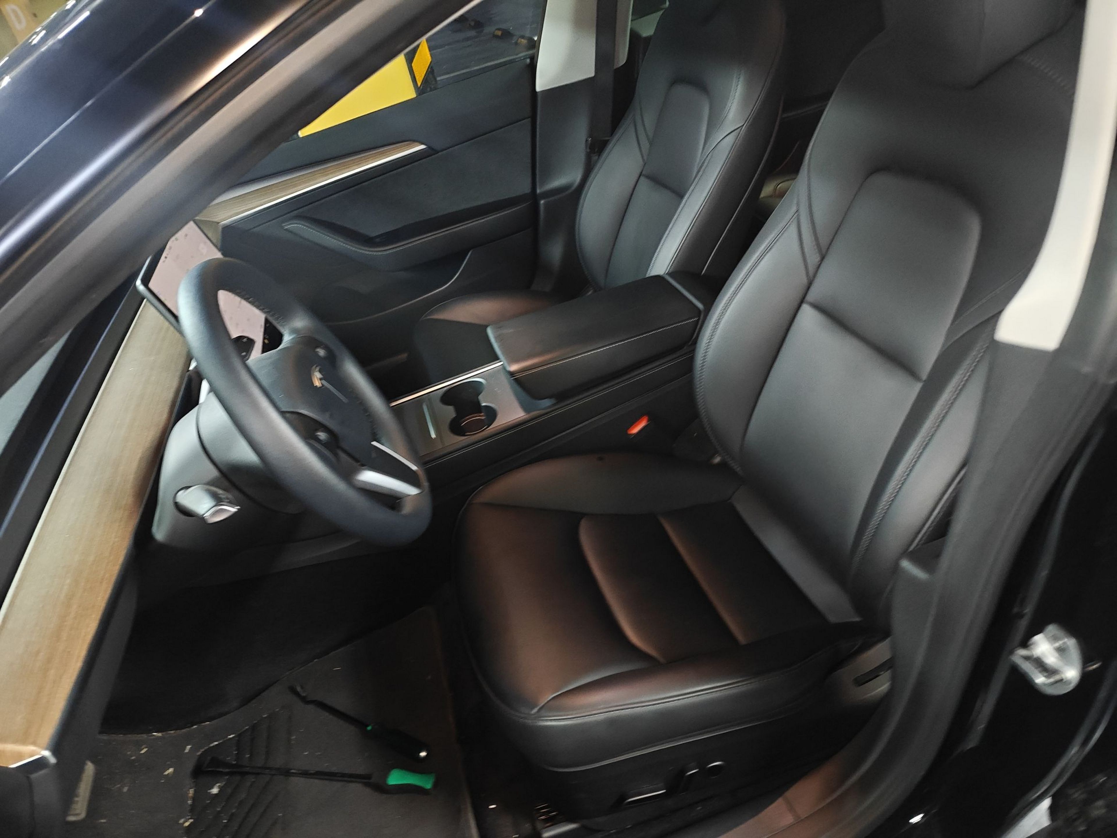 Переднее сиденье в автомобиле