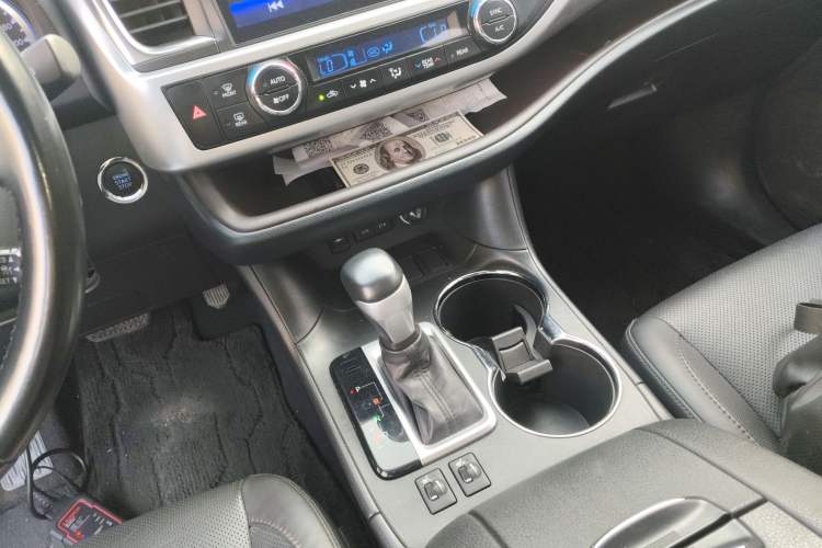 Used Toyota Highlander 2018 2.0T Two-Wheel-Drive Luxury Edition 7 Seats Emission Standard China V
