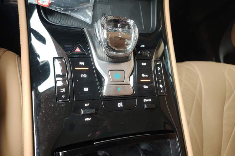 Used Denza D9 2025 DM-i Smart Drive 1020 Four-Wheel Drive Deluxe Model
