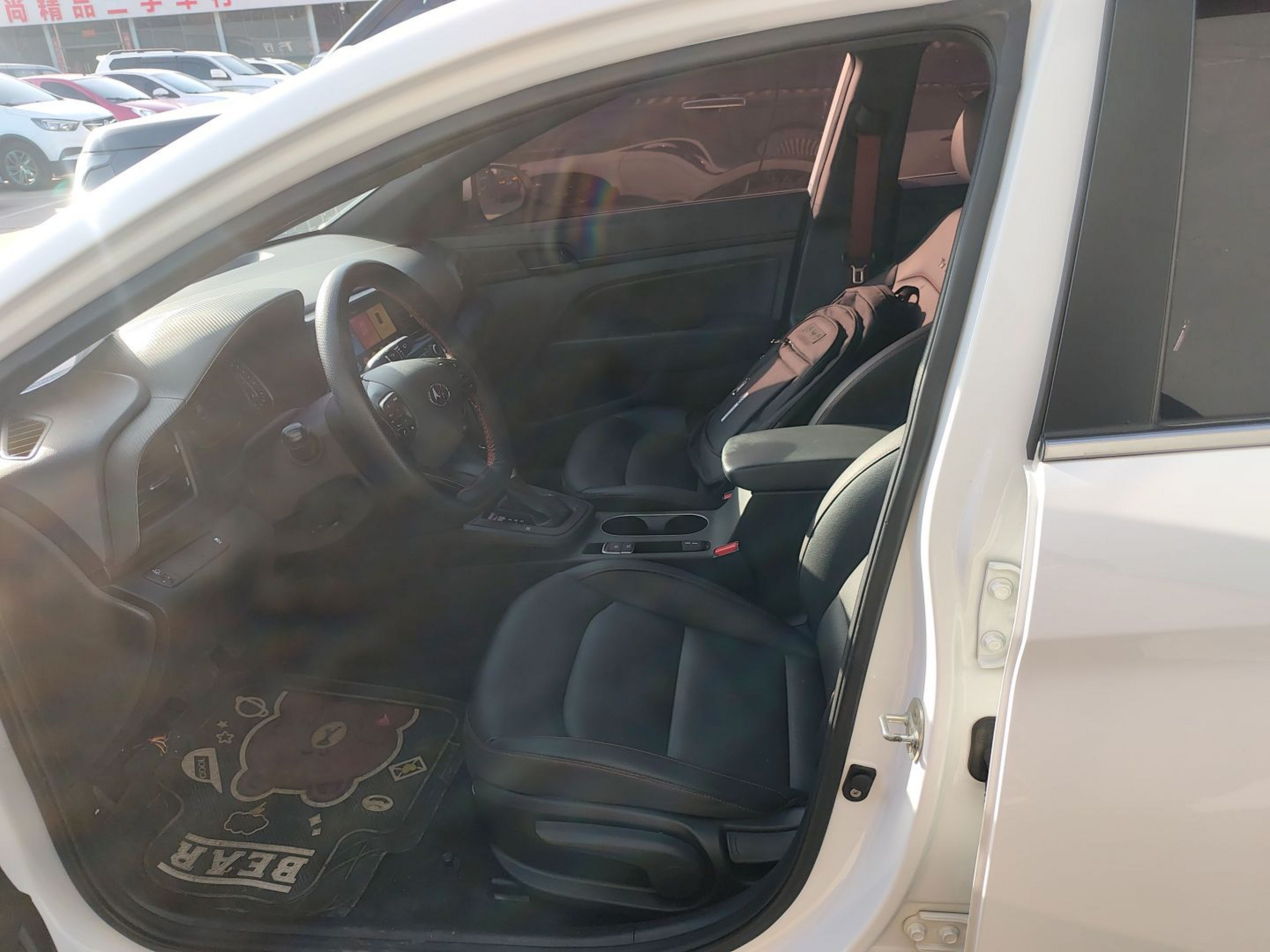 Переднее сиденье в автомобиле