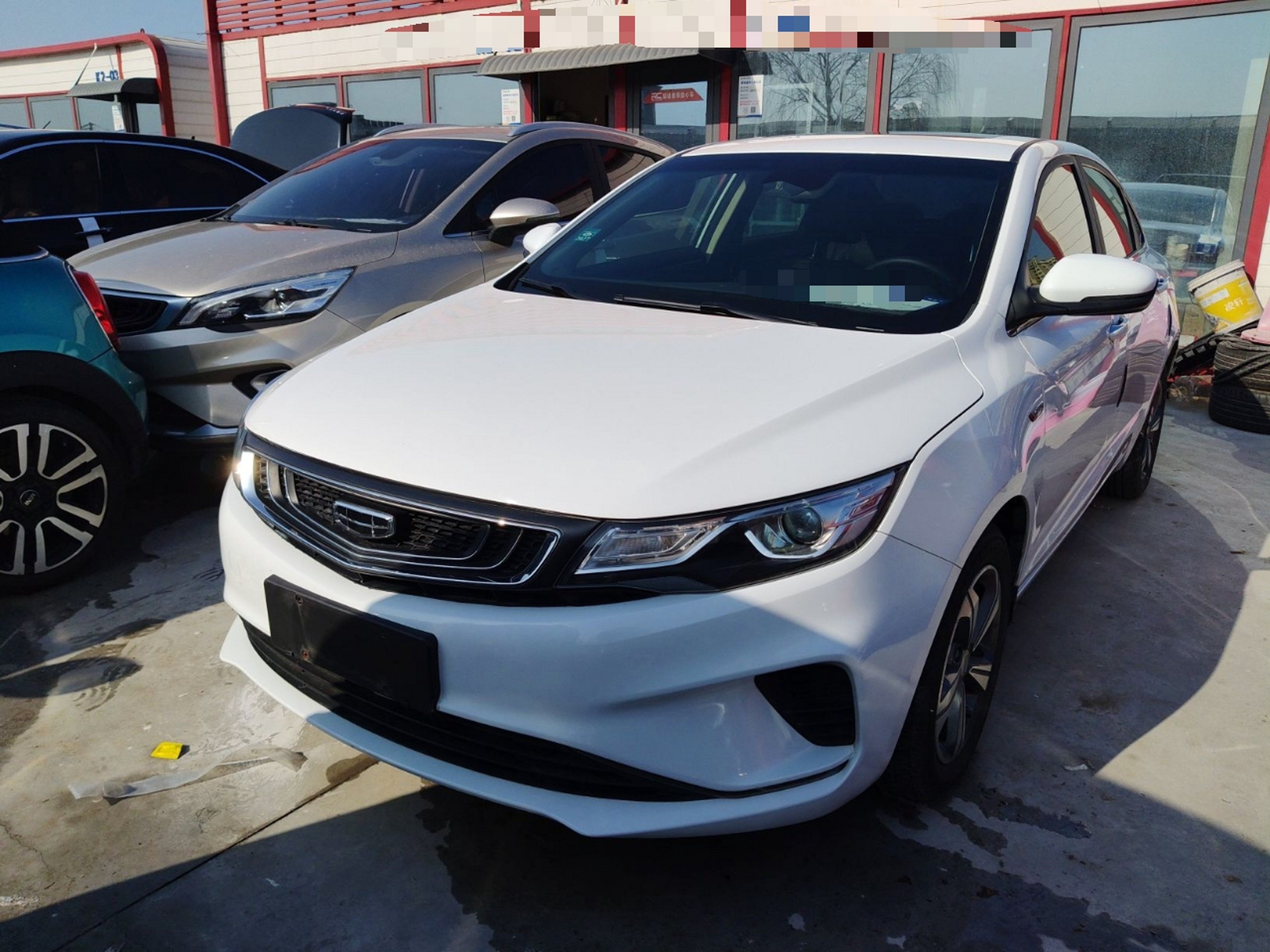 تحت مقدمة السيارة