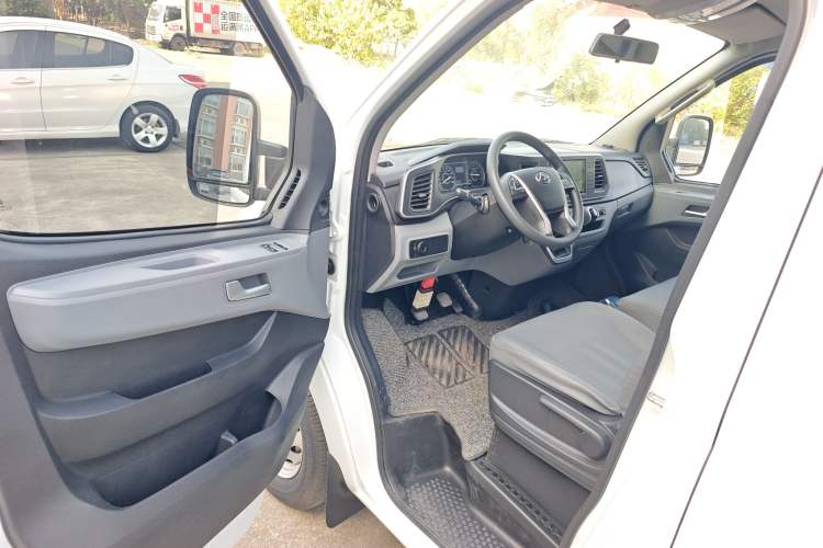 Used SAIC MAXUS Xintu V80 2024 Aotuntong Value Edition 6MT Short Wheelbase Ultra-Low Roof 127 Ps 5/6 Seats
