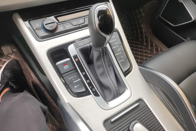 Used Geely Auto Emgrand X7 Sport 2018 1.8TD Automatic Two-Wheel Drive Smart Connect 4G Internet Edition
