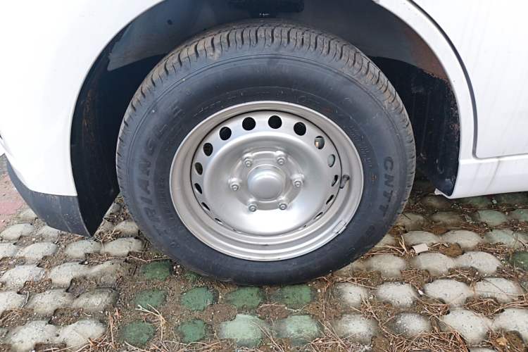 Used Wuling Yangguang 2024 300KM Comfort Version Passenger Van 75kW
