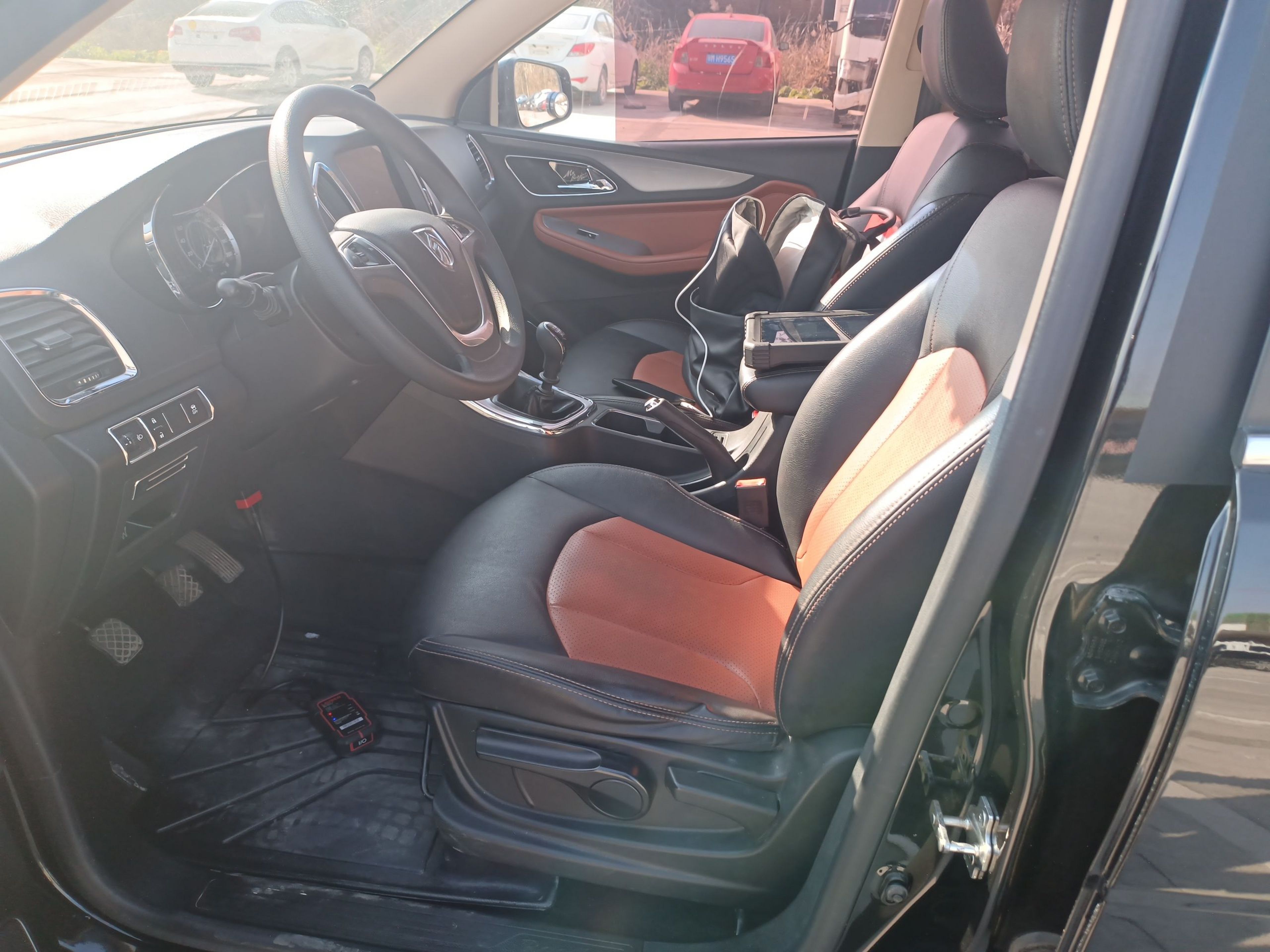 المقاعد الأمامية داخل السيارة