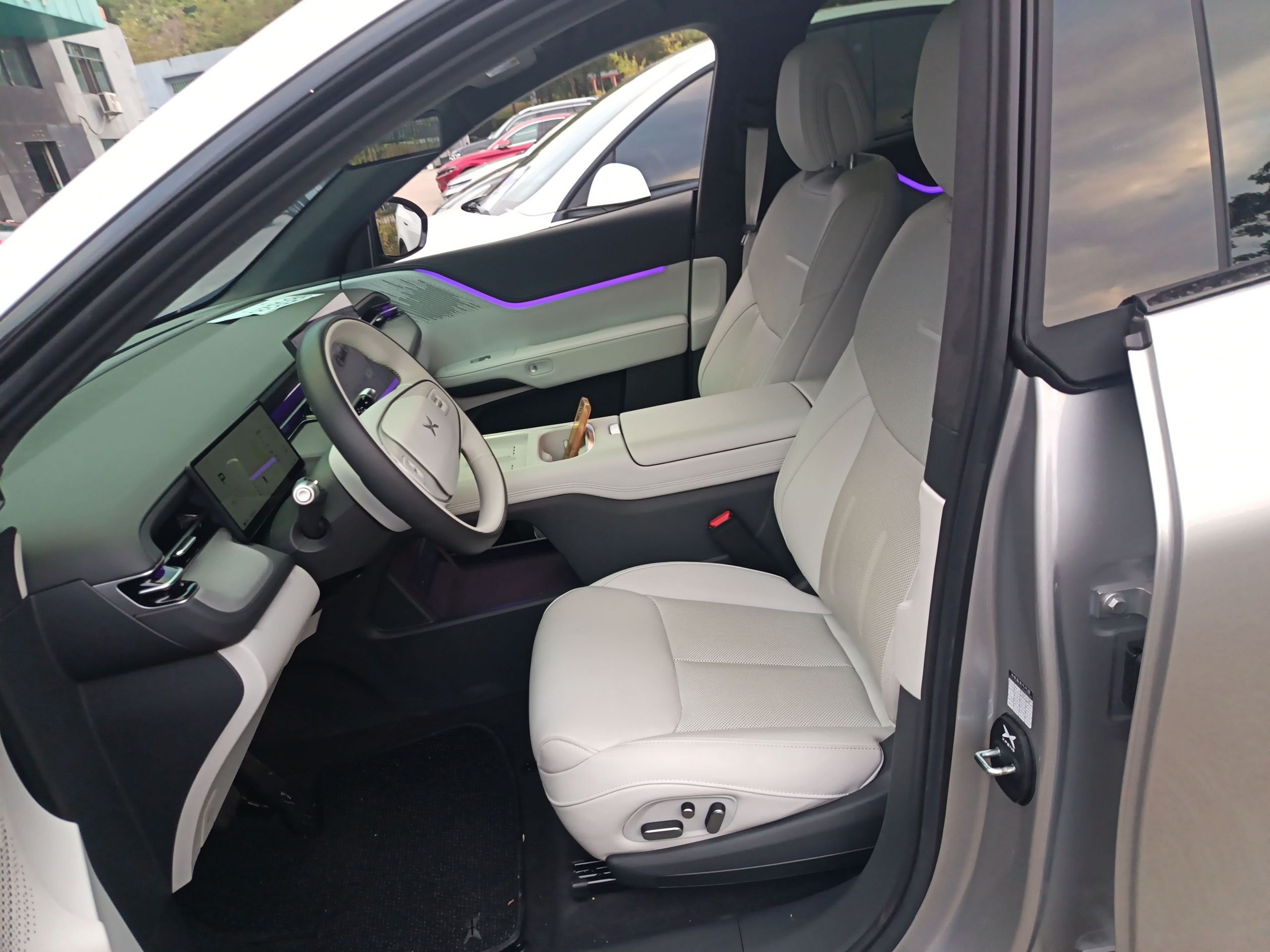 Переднее сиденье в автомобиле