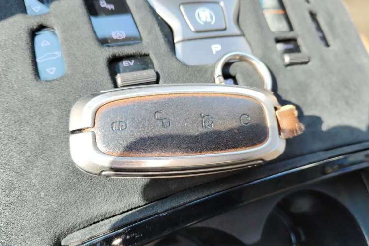 Used Denza D9 2022 DM-i 1040 Prestige Model
