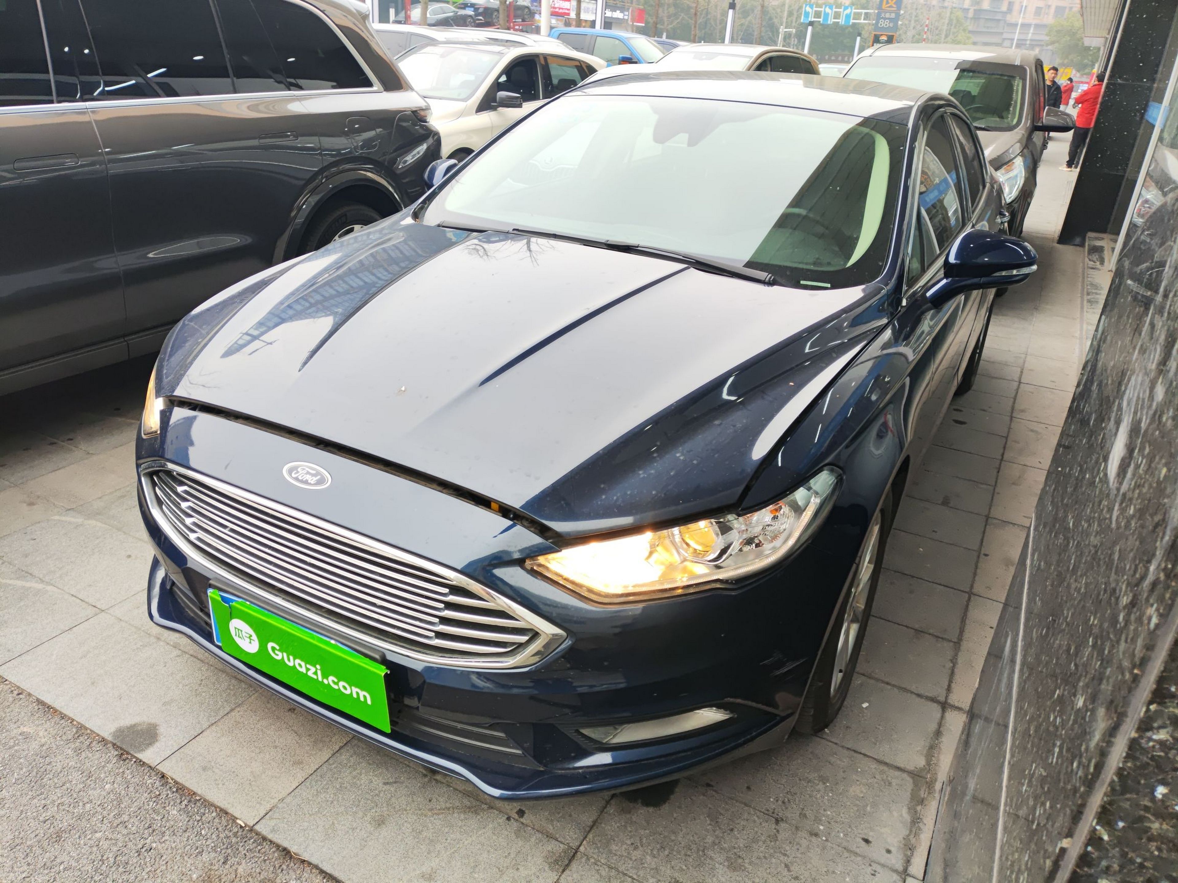 Под передней частью автомобиля