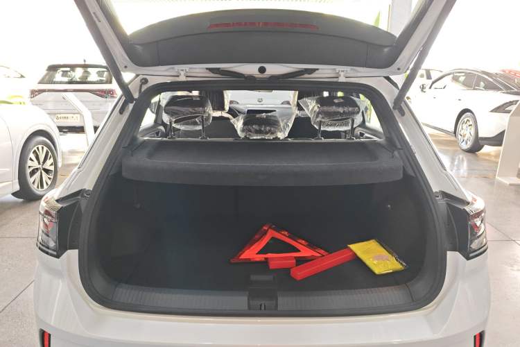 Used Volkswagen T-ROC 2025 Facelifted 300TSI DSG Two-Wheel-Drive Starlight Edition
