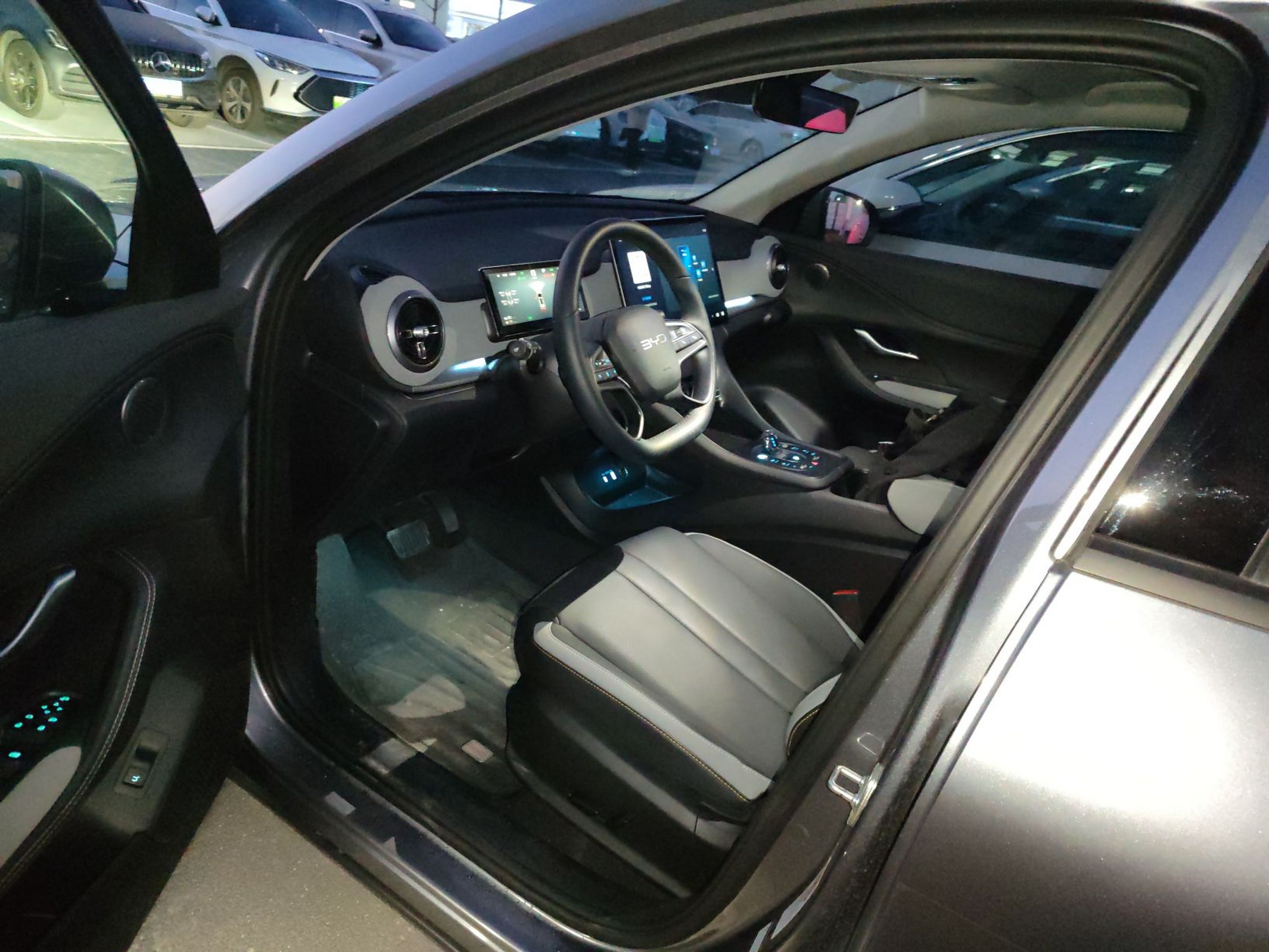 المقاعد الأمامية داخل السيارة