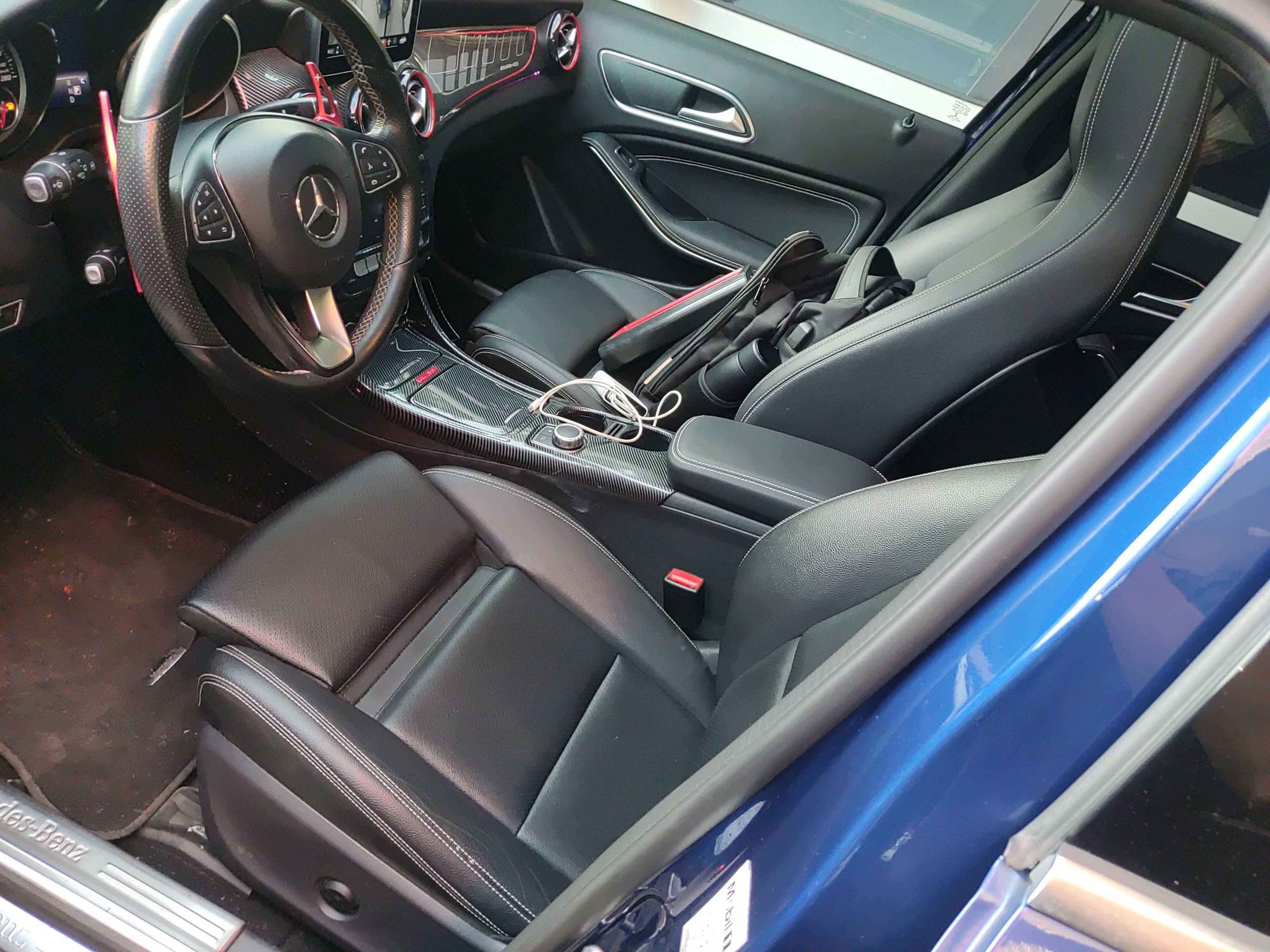 Переднее сиденье в автомобиле