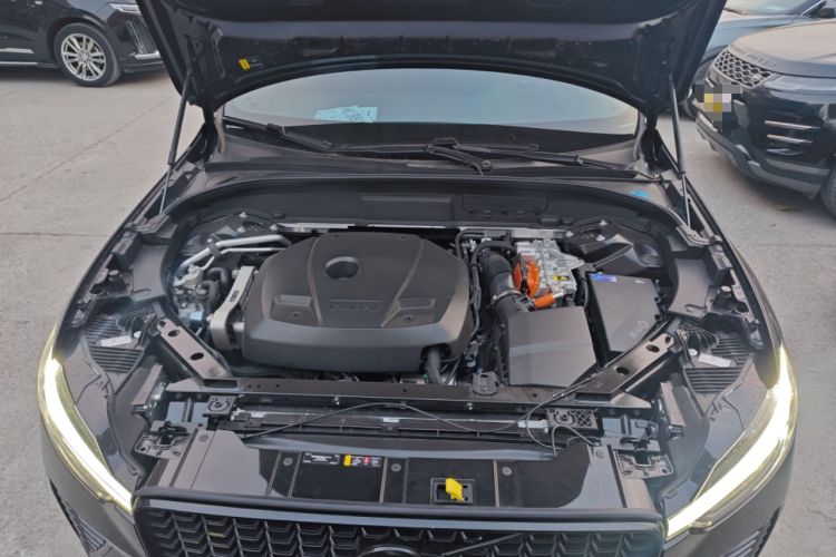 Used Volvo XC60 New Energy 2025 Plug-in Hybrid Long-Range All-Wheel Drive Zhiyuan Extreme Night Black Edition
