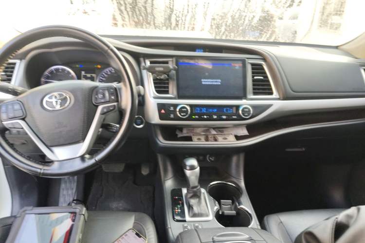 Used Toyota Highlander 2018 2.0T Two-Wheel-Drive Luxury Edition 7 Seats Emission Standard China V
