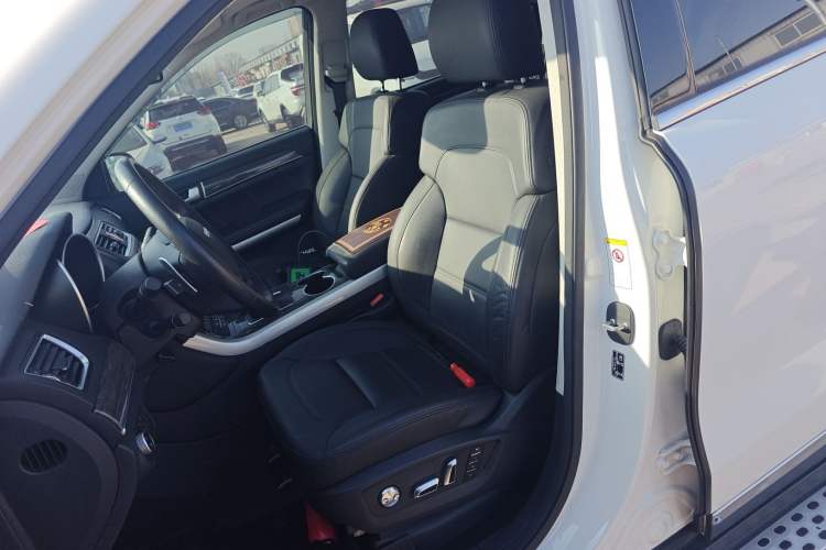 Used Haval H8 2015 2.0T two-wheel drive Comfort trim level
