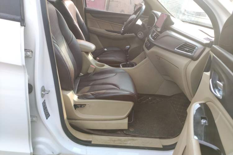 Used Baojun 730 2017 1.5T Manual Fashion Version 7 Seats China V Emission Standard
