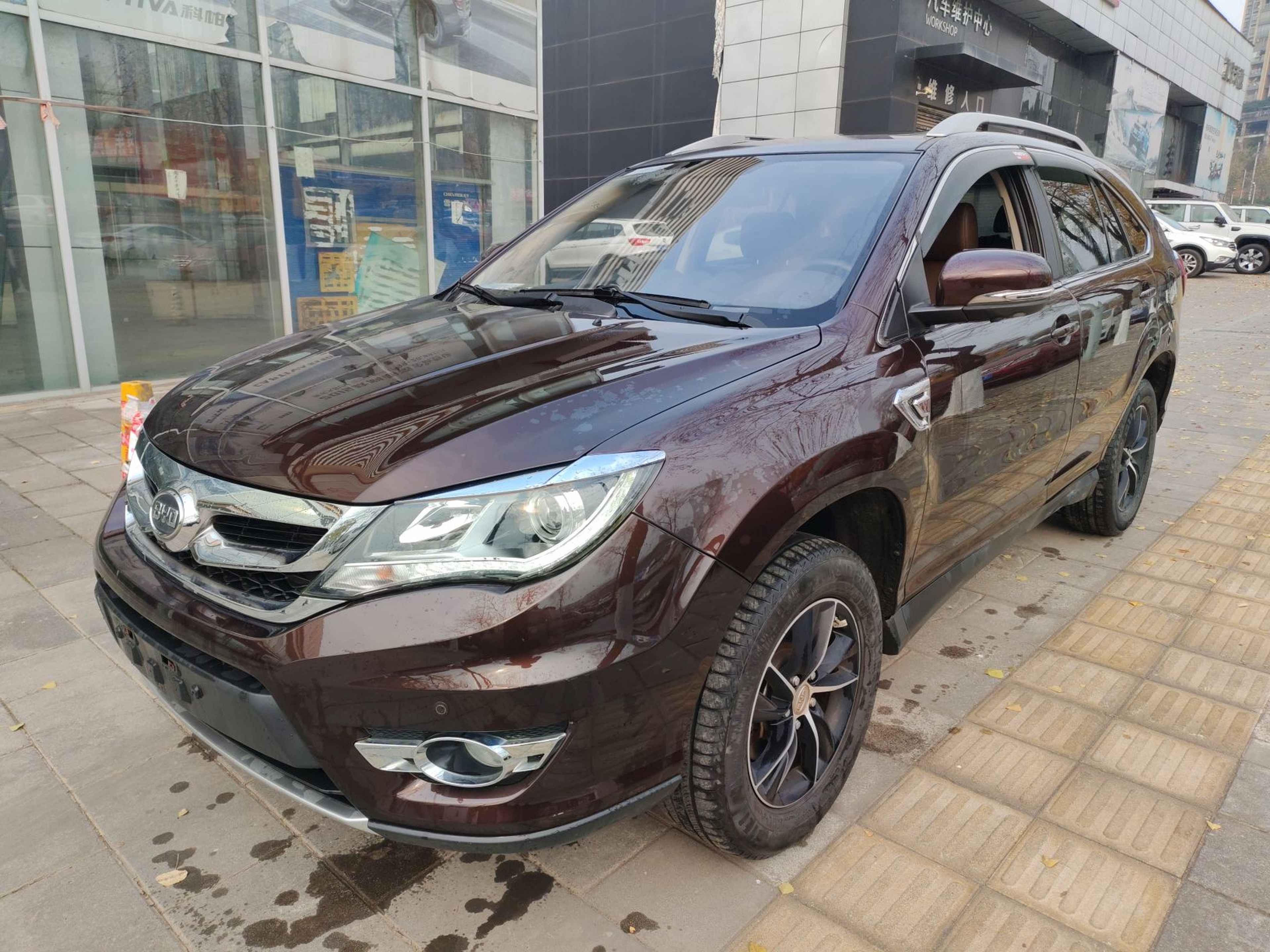 Под передней частью автомобиля