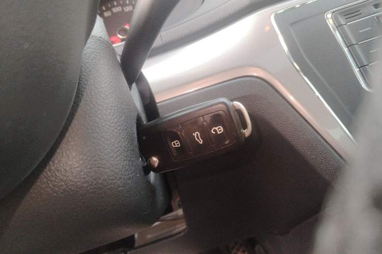 Used Volkswagen Lavida 2015 1.6L Automatic Comfort Edition
