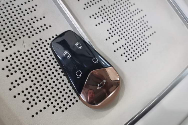 Used VOYAH Dream 2025 EV Four-Wheel Drive Flagship Kunpeng Edition
