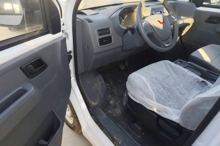 Used Wuling Yangguang 2024 300KM Comfort Version Passenger Van 75kW
