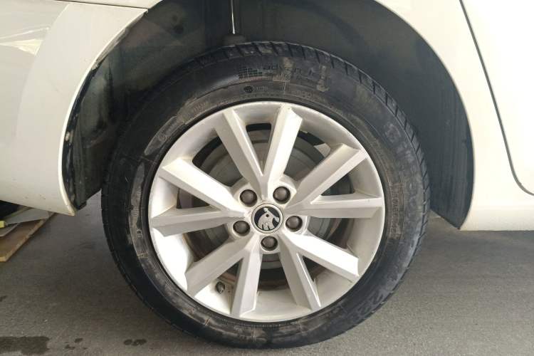 Used Skoda Rapid 2015 1.6L Automatic Smart Selection Model