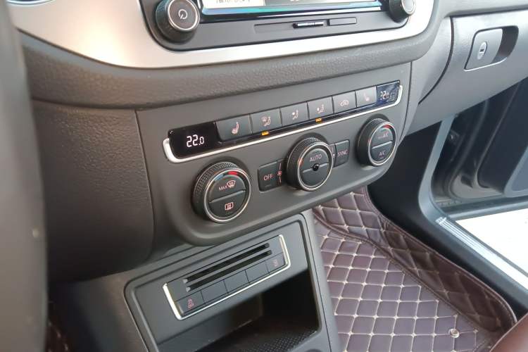 Used Volkswagen Tiguan 2015 1.8TSI Automatic All-Wheel-Drive Luxury Model