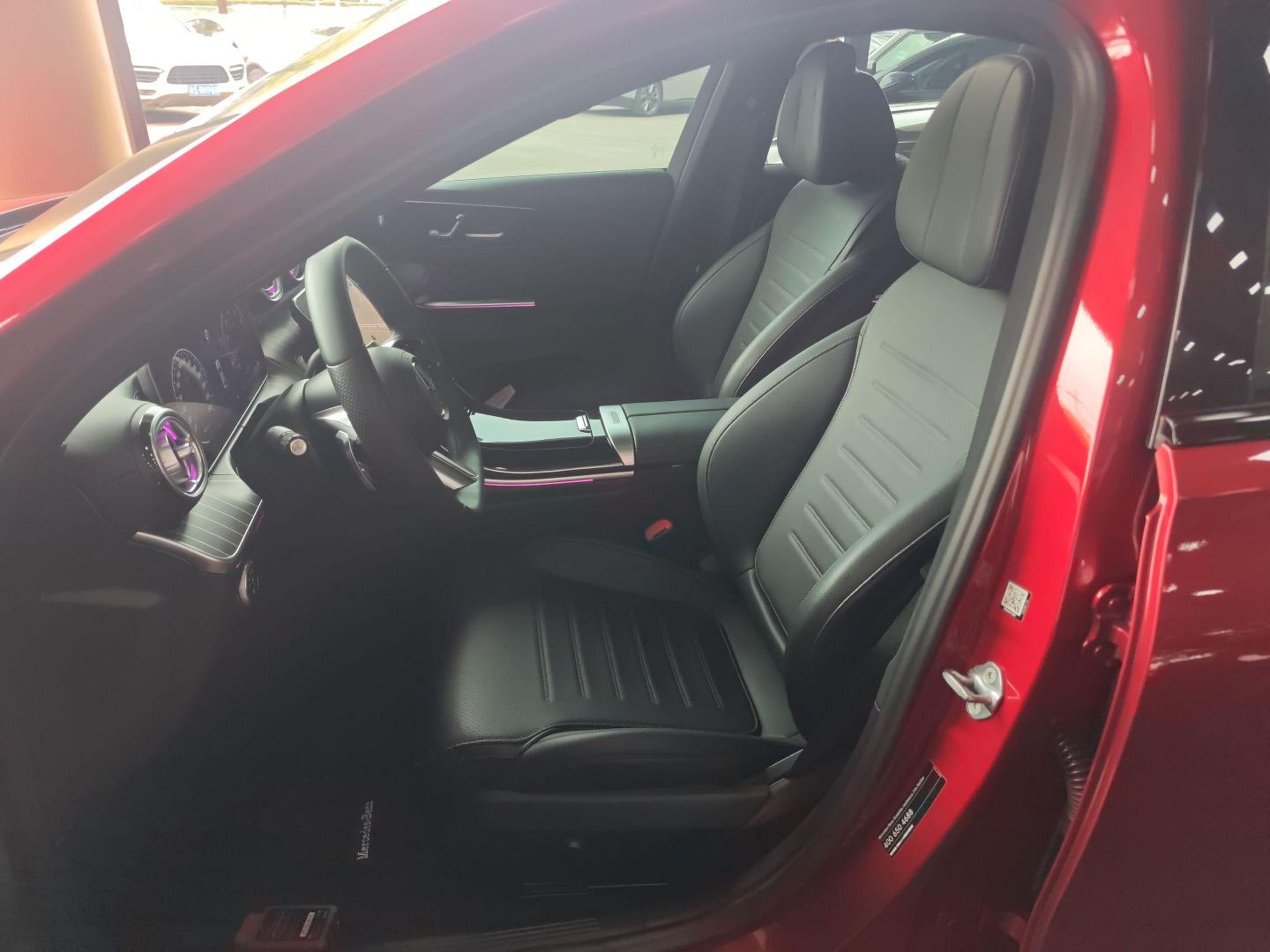 المقاعد الأمامية داخل السيارة