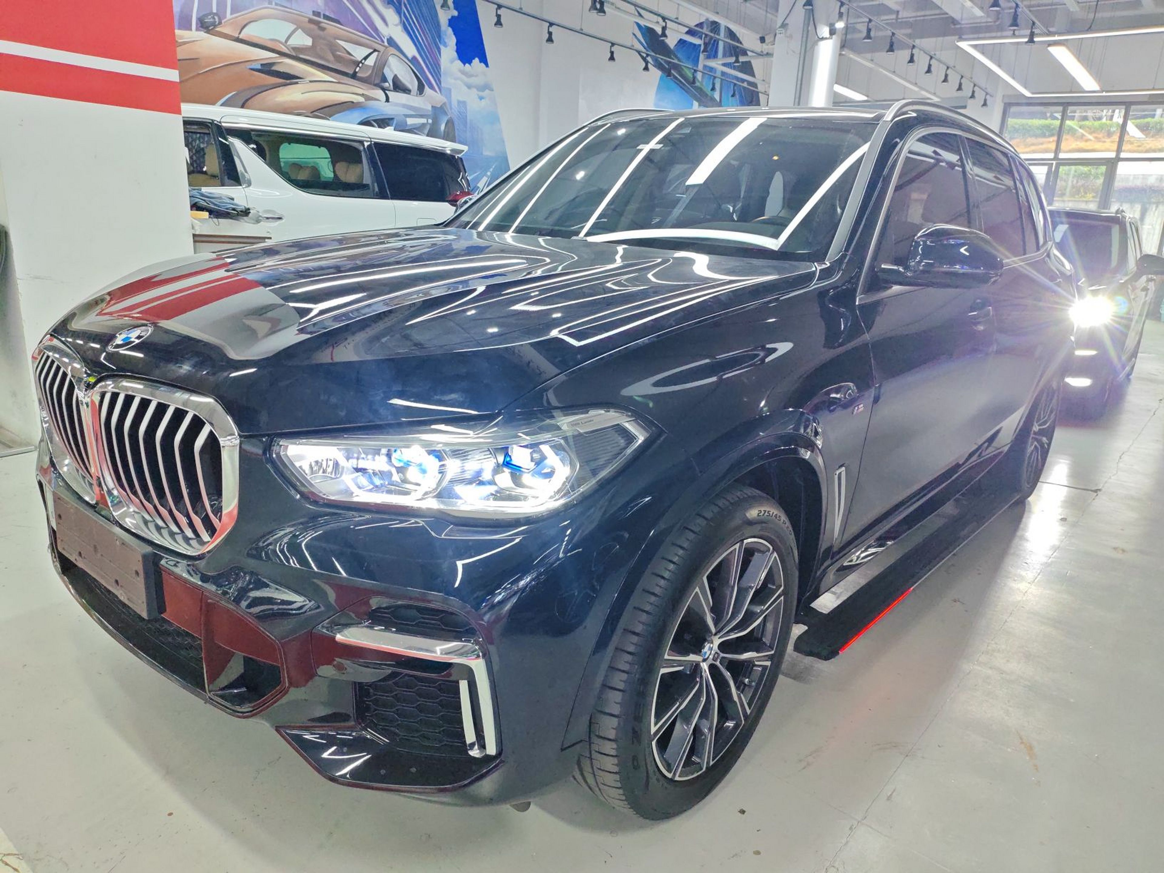 تحت مقدمة السيارة