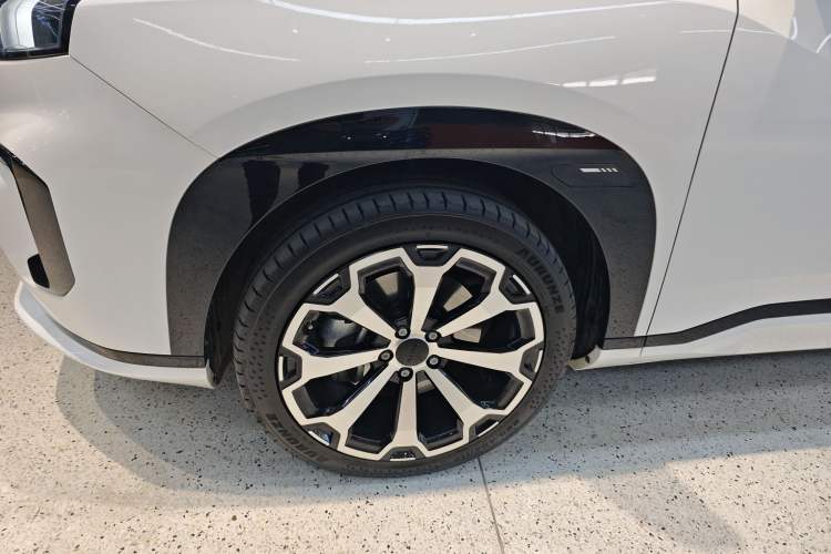 Used AION V 2024 Aion Tyrannosaurus 650 Smart Premium Edition
