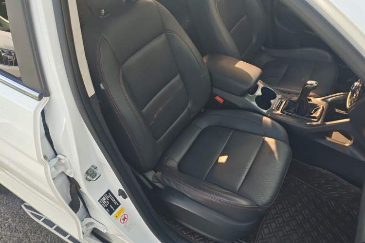 Used Changan CS75 2017 Shangkui Edition 1.5T Manual Fengxiang Model
