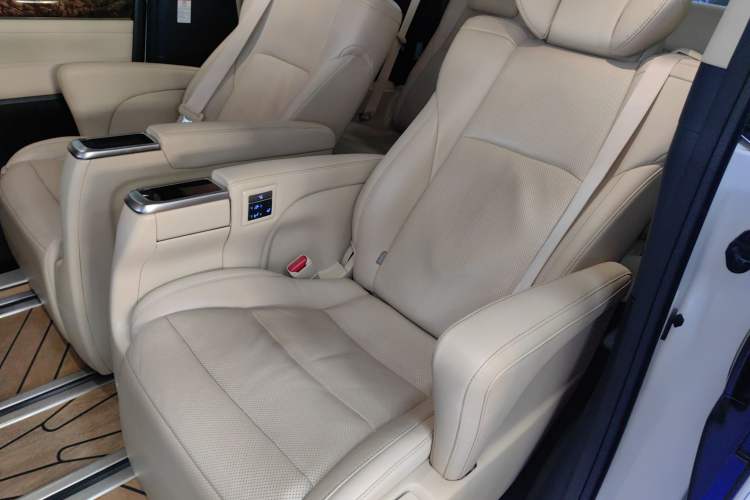 Used Toyota Alphard 2021 Dual-Engine 2.5L Luxury Edition
