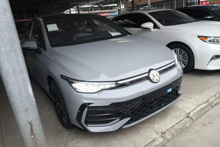 Used Volkswagen Golf 2025 300TSI R-Line
