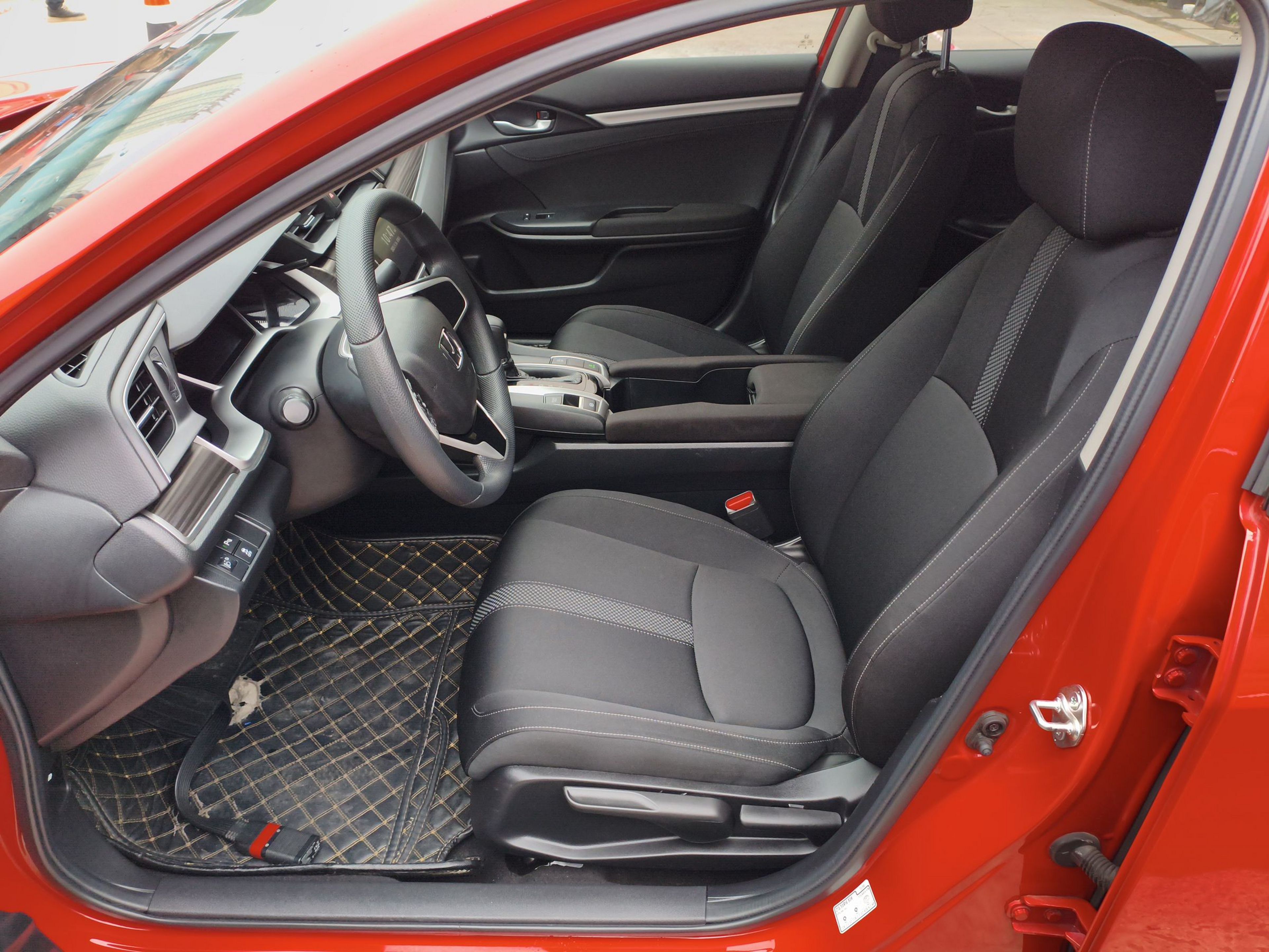 Переднее сиденье в автомобиле