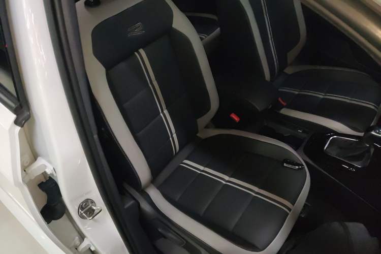 Used Volkswagen T-ROC 2023 300TSI DSG Two-Wheel-Drive Chen Guang Edition
