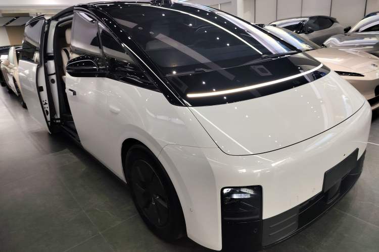 Used Li Auto MEGA 2025 Home Family Special Edition
