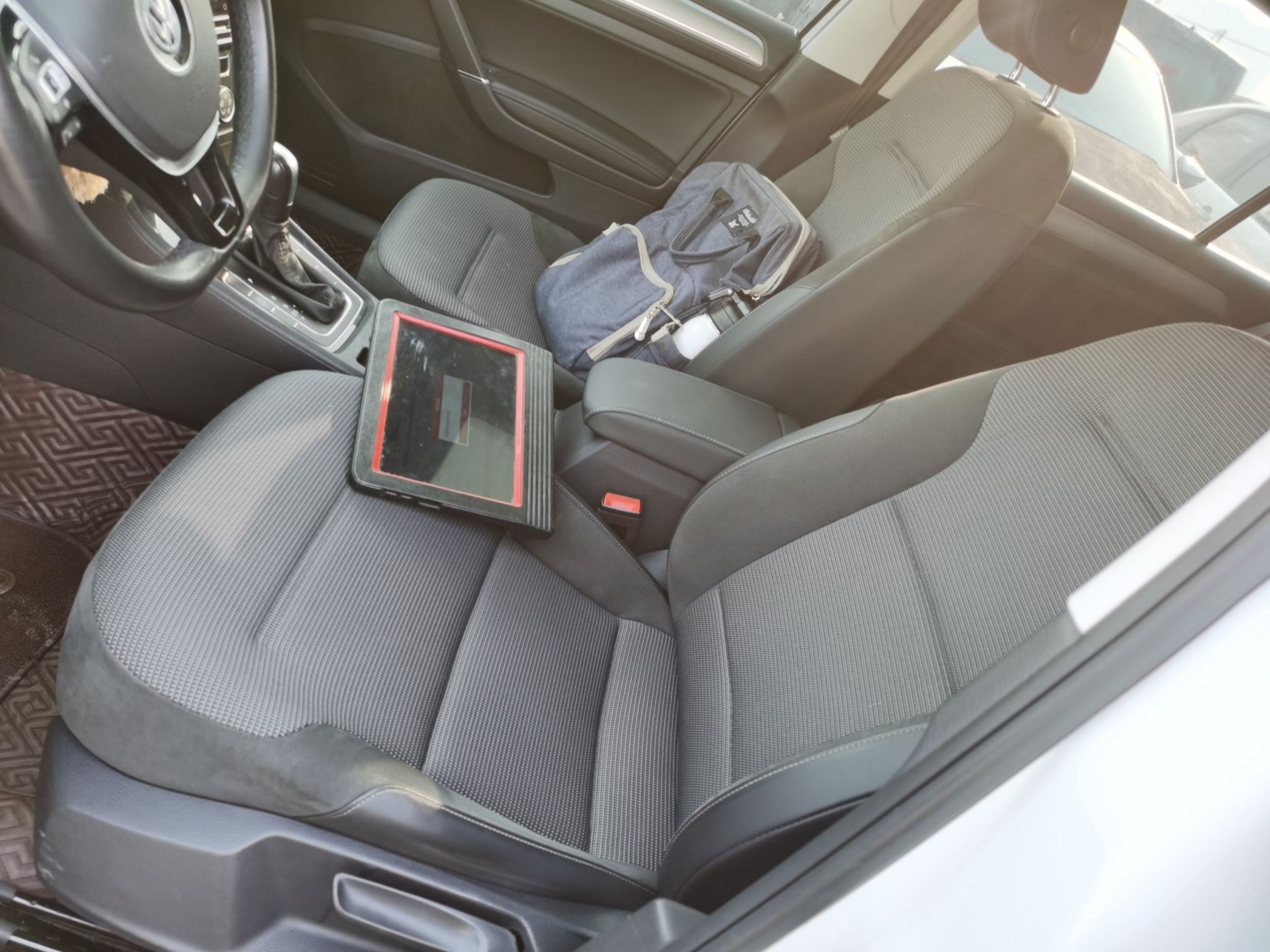 Переднее сиденье в автомобиле