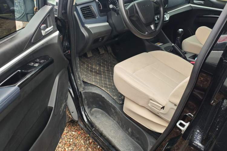 Used FORTHING Lingzhi 2023 M5L 1.6L Base Model 7 Seats
