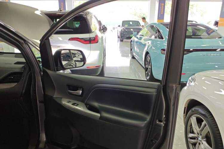 Used Toyota Sienna 2017 3.5L Four-Wheel Drive LE Trim 7 Seats – U.S. Specification
