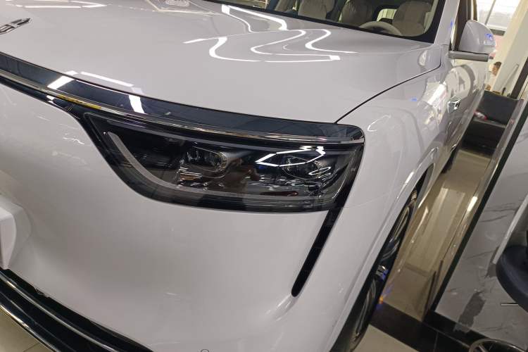 Used Hima AITO M8 2025 Extended-Range Max Version 37 kWh 6-Seater
