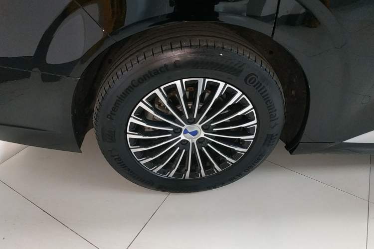 Used Denza D9 2022 DM-i 1040 Prestige Model