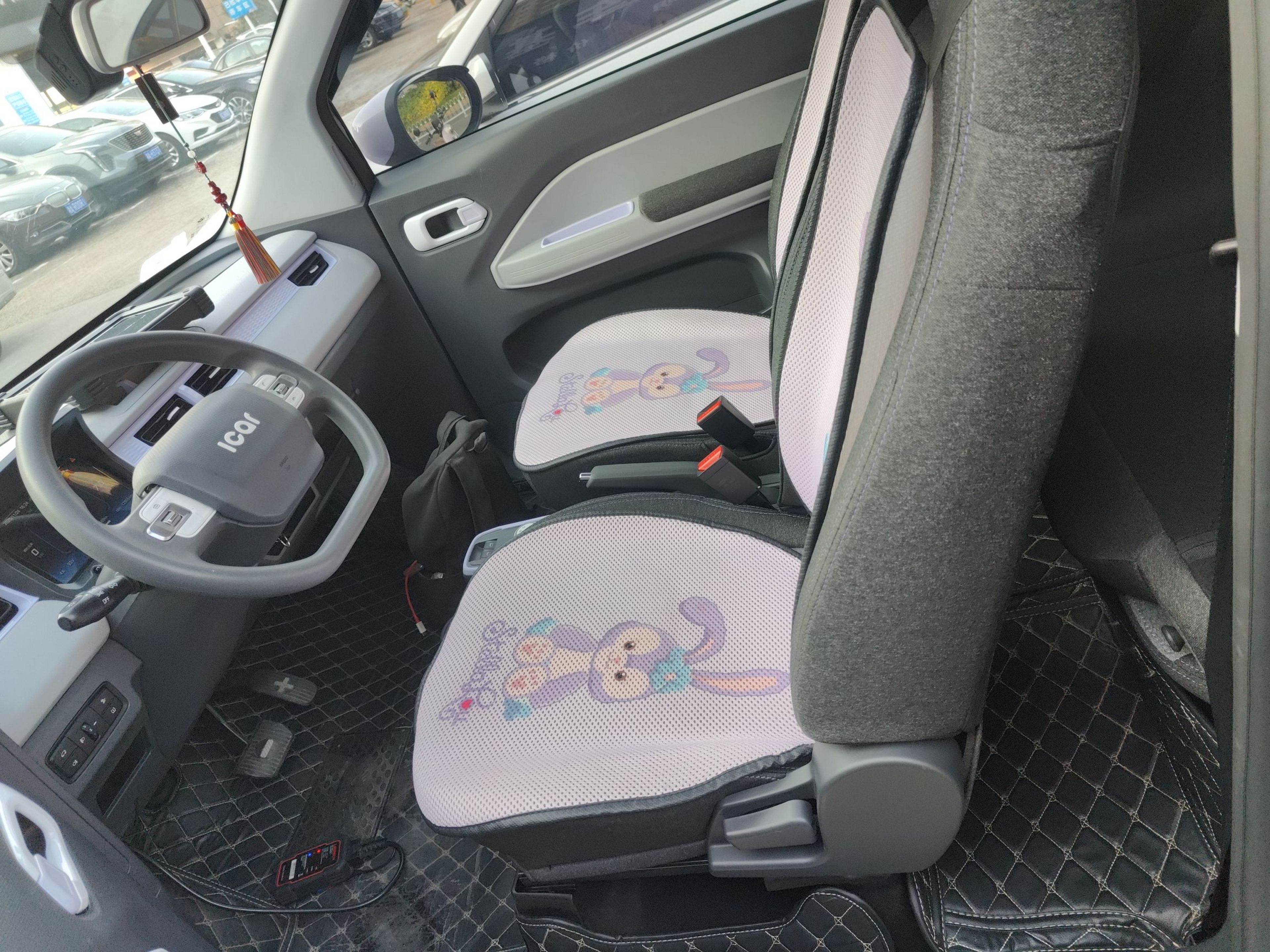 المقاعد الأمامية داخل السيارة