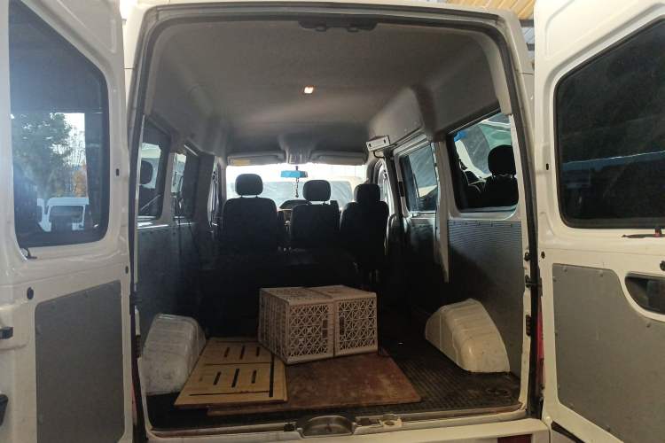 Used SAIC MAXUS Xintu V80 2023 2.0T Manual Classic Aoyuntong Short Wheelbase Mid-Roof 5/6-Seater
