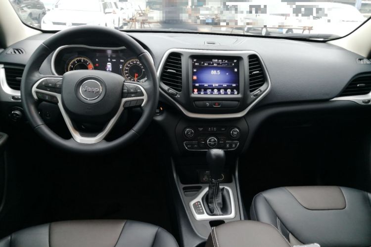 Used  Cherokee 2020 2.0L Two-Wheel Drive Classic Sports Edition