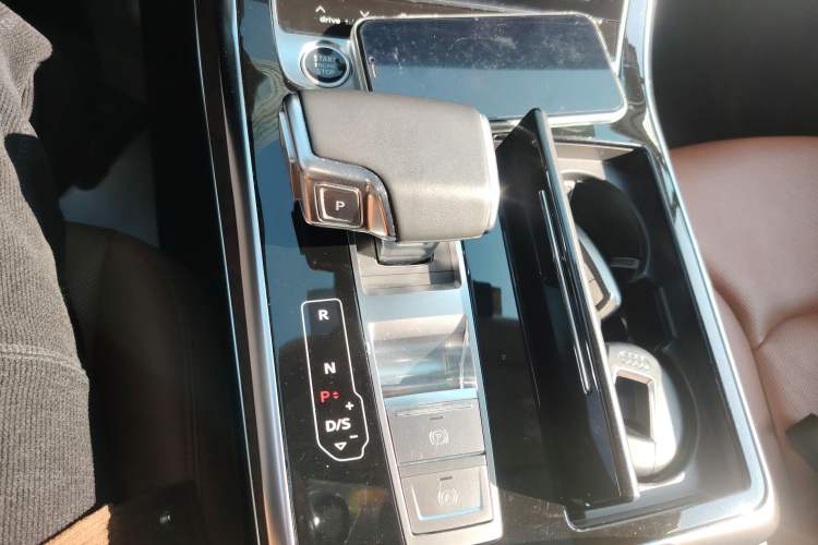 Used Audi Q7 2022 55 TFSI quattro S line Sport model
