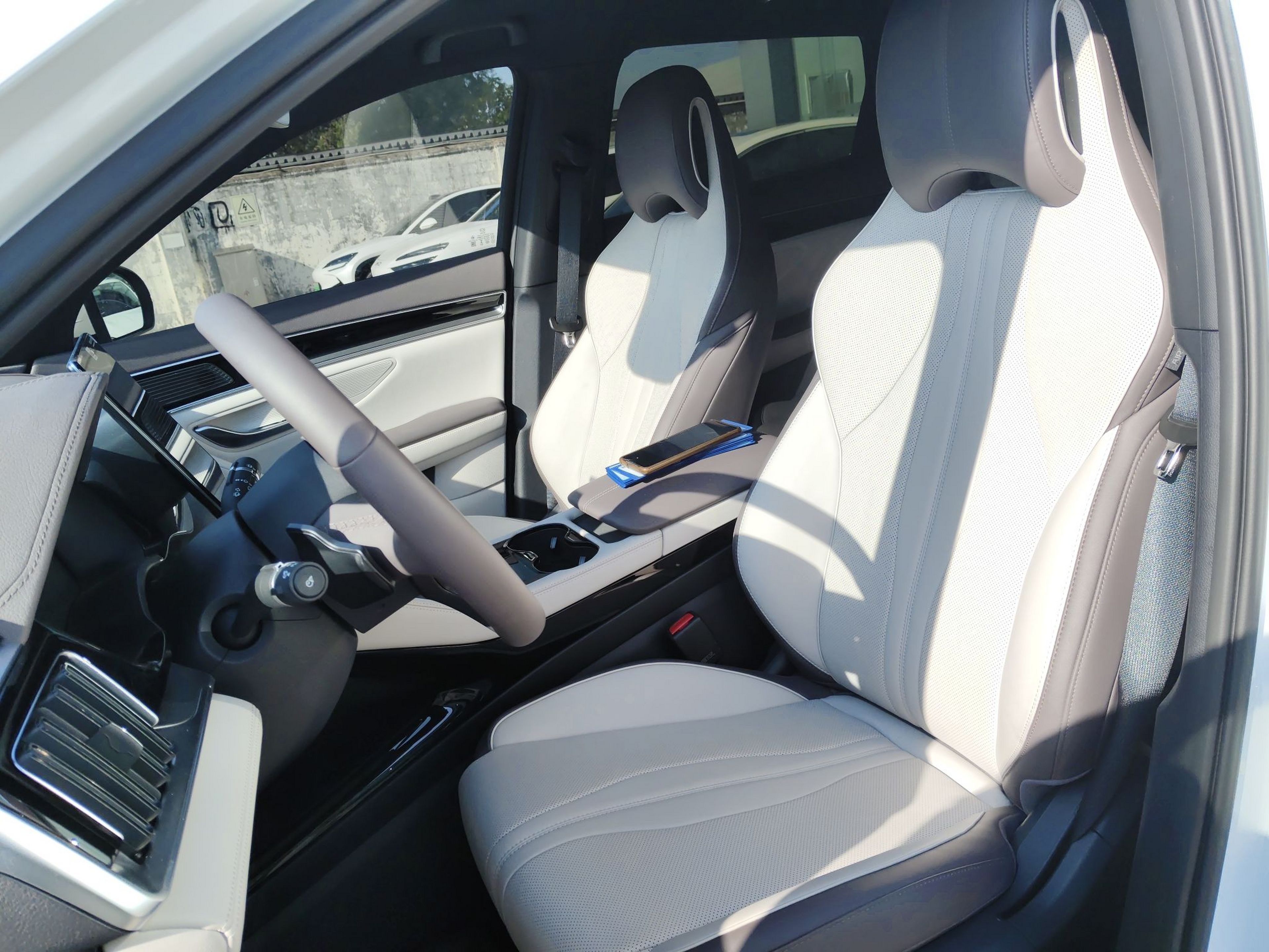 المقاعد الأمامية داخل السيارة