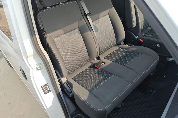 Used SAIC MAXUS Xintu V80 2025 Value Edition Aoyuntong 2.0T Manual Long Wheelbase Mid-Height Design 127 Ps 6/7/9-Seater
