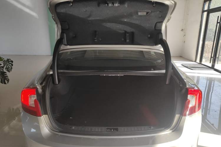 Used Volvo S60 2014 S60L 2.0T Zhiyuan Edition
