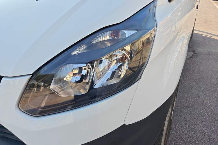 Used Ford Transit 2019 2.0T Diesel Business & Travel Mid-Drive Mid-Roof 7-Seater China VI Standard
