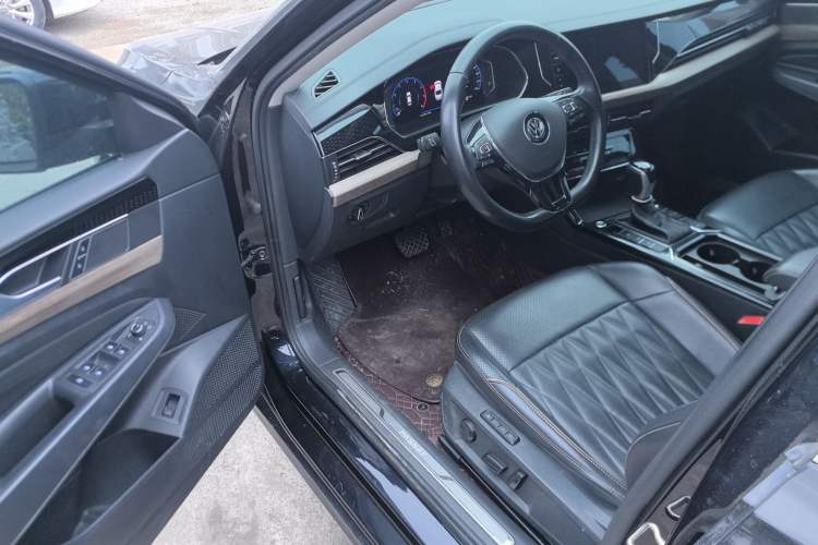 Used Volkswagen Passat 2020 330TSI Luxury Edition China VI
