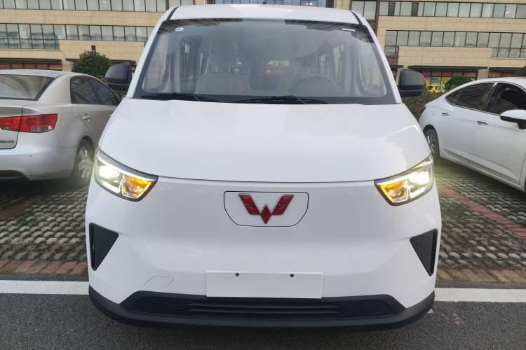 Used Wuling Yangguang 2024 300KM Comfort Version Passenger Van 75kW
