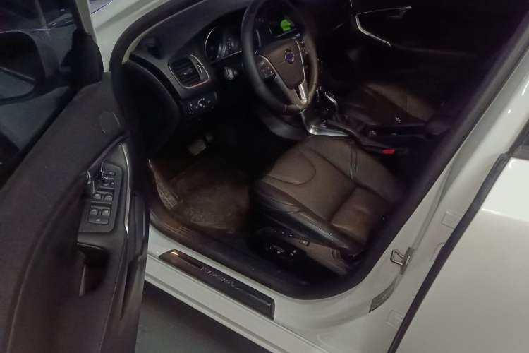 Used Volvo V40 2016 T3 Zhiyi Edition